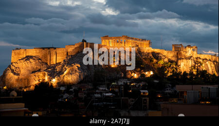 La célèbre colline de l'Acropole à Athènes le Parthénon à Athènes en Grèce, lors d'un ciel nuageux coucher du soleil. Banque D'Images
