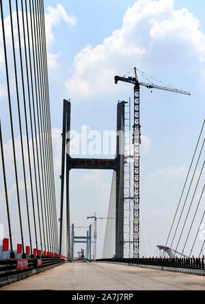 Les travailleurs chinois au travail du détroit de Pingtan Pont rail-route, la plus longue du monde cross-mer route-rail bridge, à Fuzhou City, au sud-est de Fujian en Chine Banque D'Images