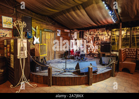 Kiev, Ukraine. une petite scène avec des instruments de musique pour l'exécution de musiciens dans une discothèque ou un pub de bière. 19 mars, 2018 Banque D'Images