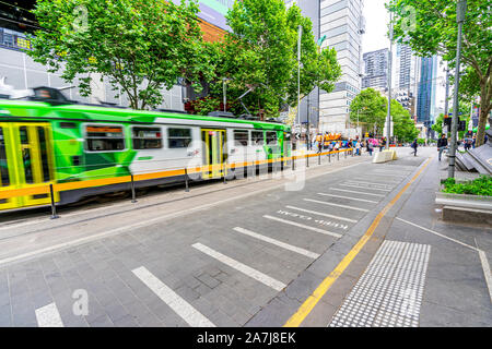 03 Nov 19. Un tram passe le long d'une rue animée de la ville de Melbourne, Victoria, Australie. Banque D'Images