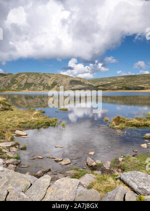 Vue de la Laguna de las Yeguas Lake (le 'mares lagoon') dans la région de Sanabria, Zamora, Espagne Banque D'Images