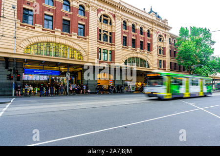 Un tram station Flinders passe dans la ville de Melbourne, Victoria, Australie Banque D'Images