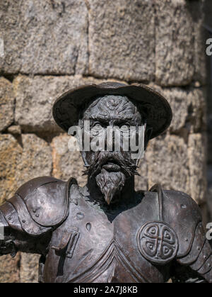 Statue de Don Quichotte dans le château de Puebla de Sanabria, sculpture réalisée par Pedro Requejo Novoa, à Puebla de Sanabria, Espagne Banque D'Images