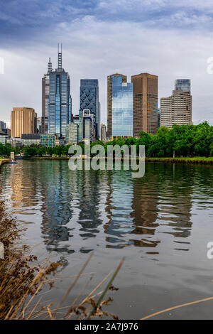 Un ciel couvert et orageux typique journée Melbourne, avec la rivière Yarra et les toits de la ville reflète dans l'eau. Banque D'Images