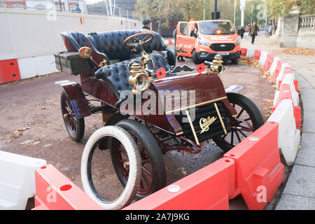 Londres, Royaume-Uni. 3 novembre 2019. A broken down vintage sur le Mall, est assisté par l'ACFC Royal Automobile Club . Pièces Vintage prendre part à l'Bonhams Londres à Brighton veteran car run, l'événement automobile le plus ancien dans le monde en 1896, et a eu lieu la plupart des années depuis la première renaissance en 1927 . amer ghazzal /Alamy live News Banque D'Images