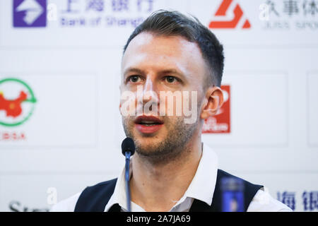 Judd Trump d'Angleterre assiste à la conférence de presse après le match contre David Gilbert de l'Angleterre au deuxième tour de 2019 Snooker Masters de Shanghai je Banque D'Images