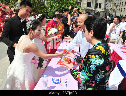 Quelques parents à recevoir des cadeaux de mariage le groupe par le fleuve Huangpu à Shanghai, Chine, 19 septembre 2019. 15 couples groupe tenue mariages Banque D'Images