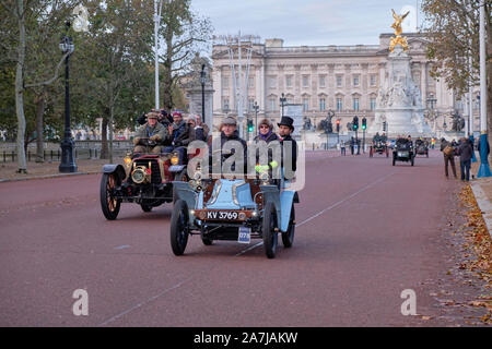 Londres, Royaume-Uni.3rd novembre 2019.Les participants qui ont conduit par Buckingham Palace après avoir quitté Hyde Park peu de temps après le lever du soleil se dirigeant vers la côte dans l'édition de cette année de la course automobile Bonhams London to Brighton Veteran. Banque D'Images