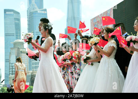 Hôtes pour le groupe, de mariage, avant de parler par le fleuve Huangpu à Shanghai, Chine, 19 septembre 2019. 15 couples tenu par le groupe mariages Road Banque D'Images