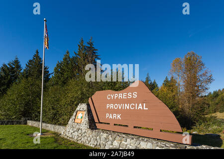 WEST VANCOUVER, BC, CANADA - OCT 10, 2019 : l'affût sur Cypress Mountain offre une vue ouverte sur la ville de Vancouver. Banque D'Images