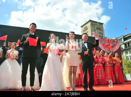 Hôtes pour le groupe, de mariage, avant de parler par le fleuve Huangpu à Shanghai, Chine, 19 septembre 2019. 15 couples tenu par le groupe mariages Road Banque D'Images