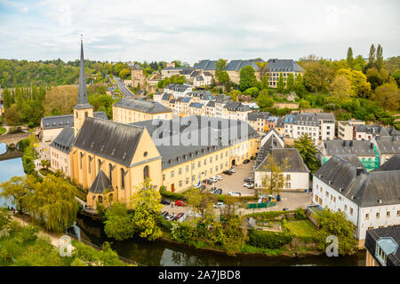 Alzette plier avec la cathédrale Saint Jean du Grund et ligne de la maisons derrière, la ville de Luxembourg, Luxembourg Banque D'Images