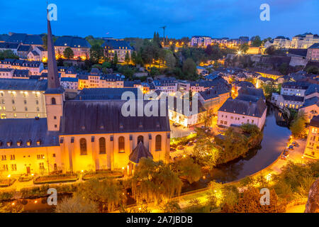 Alzette plier avec la cathédrale Saint Jean du Grund et ligne de la maisons derrière, la ville de Luxembourg, Luxembourg Banque D'Images