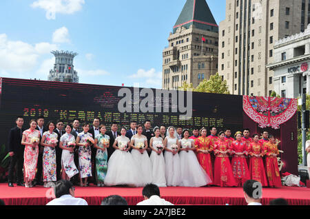 15 couples au groupe par le mariage du fleuve Huangpu pour célébrer le 70e anniversaire de la fondation de Chine à Shanghai, Chine, 19 septembre 2019. Banque D'Images