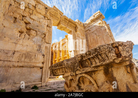 Temple romain antique de Bacchus et demeurent d'un de ses pilier avec ciel bleu en arrière-plan, vallée de la Bekaa, à Baalbek, Liban Banque D'Images