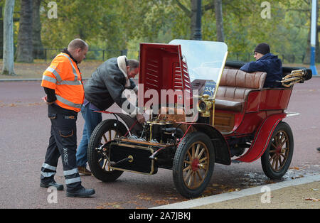 Londres, Royaume-Uni. 29Th sep 2019. Les concurrents prennent part à la conférence annuelle Bonhams Londres à Brighton Veteran Car Run. Une entrée de plus de 400 wagons laissés pré-1905 Hyde Park à l'aube, prêt à s'attaquer à l'épique 60-Mile Drive du capital à l'autre comme la plus longue du monde événement automobile datant de 1927. Première panne sur le Mall Crédit : MARTIN DALTON/Alamy Live News Banque D'Images