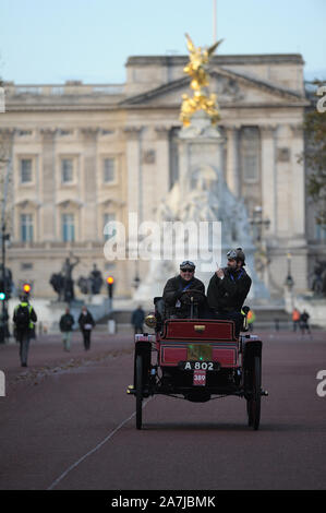 Londres, Royaume-Uni. 29Th sep 2019. Les concurrents prennent part à la conférence annuelle Bonhams Londres à Brighton Veteran Car Run. Une entrée de plus de 400 wagons laissés pré-1905 Hyde Park à l'aube, prêt à s'attaquer à l'épique 60-Mile Drive du capital à l'autre comme la plus longue du monde événement automobile datant de 1927. Albion 1902 propriété de la British Motor Museum Crédit : MARTIN DALTON/Alamy Live News Banque D'Images