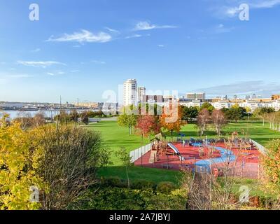 Silvertown, Londres, Royaume-Uni. 29Th sep 2019. Météo France : Bleu ciel au-dessus de la Thames Barrier park avec Royal Wharf et de Canary Wharf. Credit : WansfordPhoto/Alamy Live News Banque D'Images