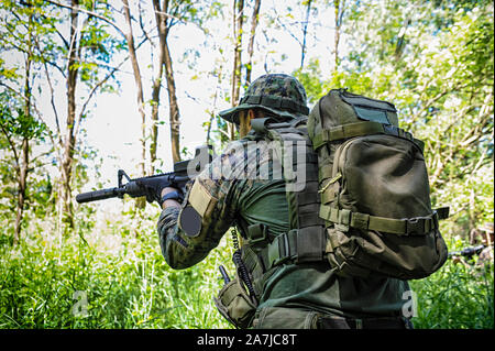 Soldat sur le champ de bataille qui vise avec son fusil dans une simulation softair Banque D'Images