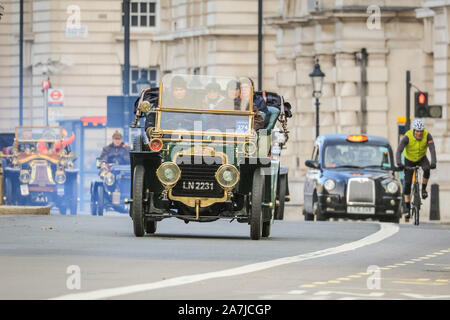 Londres, Royaume-Uni, 06th Nov 2019. L'ancien combattant les voitures roulent le long de Whitehall où elles se mélangent avec les taxis, les cyclistes et les véhicules modernes. Le Monde le plus ancien événement automobile, Bonhams Londres à Brighton Veteran Car Run, voit un nombre impressionnant de voitures pré-1905 est parti de Hyde Park, via le centre commercial et l'Admiralty Arch, Whitehall et Westminster, puis le long d'une épopée 60 mile route jusqu'à Brighton. Credit : Imageplotter/Alamy Live News Banque D'Images