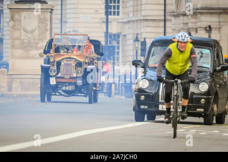 Londres, Royaume-Uni, 06th Nov 2019. Une Renault 1905 rivalise avec les cyclistes et les taxis sur Whitehall, à Westminster. Le Monde le plus ancien événement automobile, Bonhams Londres à Brighton Veteran Car Run, voit un nombre impressionnant de voitures pré-1905 est parti de Hyde Park, via le centre commercial et l'Admiralty Arch, Whitehall et Westminster, puis le long d'une épopée 60 mile route jusqu'à Brighton. Credit : Imageplotter/Alamy Live News Banque D'Images