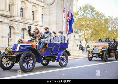 London, UK, 03ème Nov 2019. Plusieurs voitures anciennes passer devant le cénotaphe de Whitehall, à Westminster. Le Monde le plus ancien événement automobile, Bonhams Londres à Brighton Veteran Car Run, voit un nombre impressionnant de voitures pré-1905 est parti de Hyde Park, via le centre commercial et l'Admiralty Arch, Whitehall et Westminster, puis le long d'une épopée 60 mile route jusqu'à Brighton. Credit : Imageplotter/Alamy Live News Banque D'Images