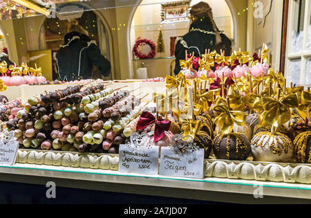 Hambourg, Allemagne - 14 décembre 2018 : Kiosque sur le marché de Noël avec des bonbons Chocolat Apfel - chocolat décoré avec des noix, pommes Banque D'Images