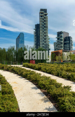 Milan, Lombardie, Italie : nouveau parc connu sous le nom de Biblioteca degli Alberi près de la Gae Aulenti square Banque D'Images