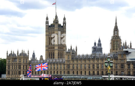 Londres, Royaume-Uni. 05 Sep, 2019. Vue du palais de Westminster, le Parlement avec la Tour Victoria (dans l'arrière-plan). Le Palais de Westminster a été reconstruite après un incendie majeur en 1834 dans les années 1840-1888 dans le style néo-gothique dans la vieille place. Credit : Waltraud Grubitzsch/dpa/Alamy Live News Banque D'Images