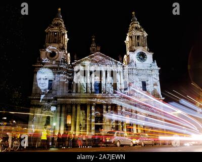 Où la lumière tombe sur les projections de la Cathédrale St Paul de Londres commémore la DEUXIÈME GUERRE MONDIALE, des bénévoles. Winston Churchill est montré ici Banque D'Images