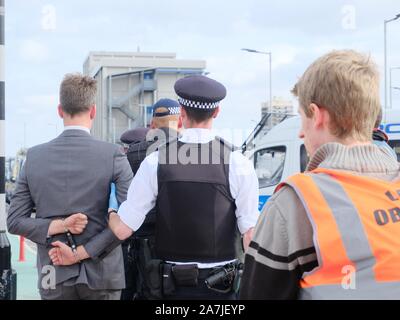 Rébellion protestataire d'extinction sont évacuées par la police après avoir été arrêté à l'intérieur de l'aéroport de la ville le 10 octobre 2019 Banque D'Images