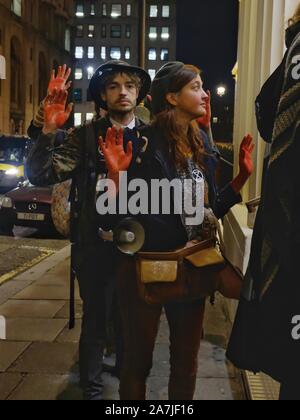 Extinction des « mains rouges » les manifestants de la rébellion tentent de se rendre au poste de police de la Croix de Charing en octobre 2019. Banque D'Images