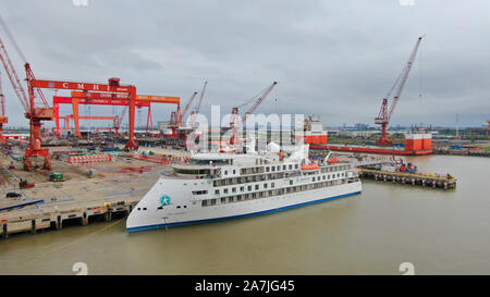 Une vue aérienne de Chinois premier self-made polar expedition cruise ship, répertorié comme Greg Mortimer et va commencer une jeune fille de 12 jours un voyage polaire Banque D'Images