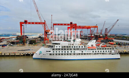 Une vue aérienne de Chinois premier self-made polar expedition cruise ship, répertorié comme Greg Mortimer et va commencer une jeune fille de 12 jours un voyage polaire Banque D'Images