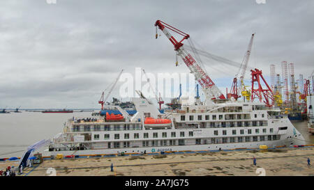 Une vue aérienne de Chinois premier self-made polar expedition cruise ship, répertorié comme Greg Mortimer et va commencer une jeune fille de 12 jours un voyage polaire Banque D'Images