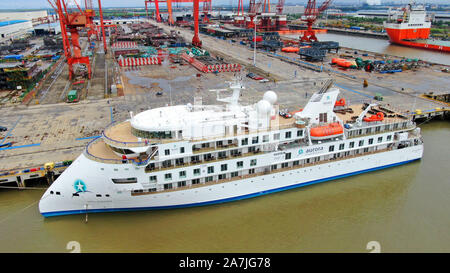 Une vue aérienne de Chinois premier self-made polar expedition cruise ship, répertorié comme Greg Mortimer et va commencer une jeune fille de 12 jours un voyage polaire Banque D'Images