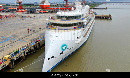 Une vue aérienne de Chinois premier self-made polar expedition cruise ship, répertorié comme Greg Mortimer et va commencer une jeune fille de 12 jours un voyage polaire Banque D'Images