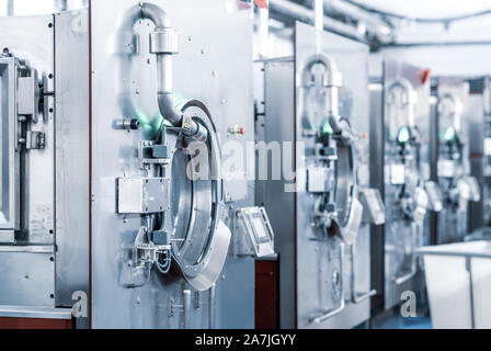 Machine de lavage industriel pour laver une grande quantité de textiles. Banque D'Images