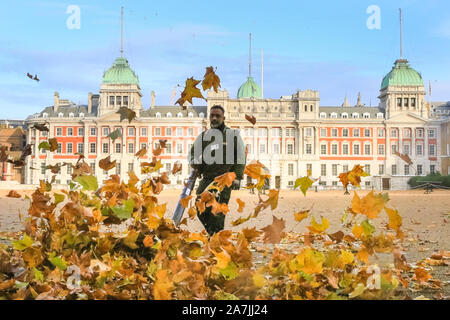 Londres, Royaume-Uni, 06th Nov 2019. Les entrepreneurs sont de soufflage des feuilles de Westminster sur Horse Guards Parade au beau soleil, l'effacement du grand espace ouvert souvent utilisé pour les parades de teintes automnales de feuilles et de débris. Credit : Imageplotter/Alamy Live News Banque D'Images