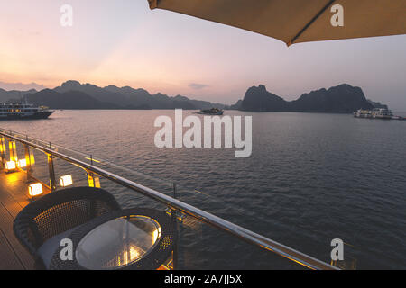 5 étoiles de luxe sur les nouveaux navires de croisière modernes sur la baie d'Ha Long, Vietnam à la recherche sur les magnifiques rochers calcaires au coucher du soleil Banque D'Images