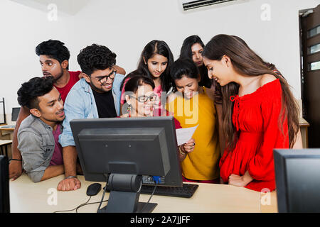 Les étudiants du collège de groupe avec le professeur Étudiant E-Learning Discussion à Computer Class Banque D'Images