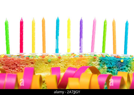 Gâteau d'anniversaire coloré avec beaucoup de nombreuses couleurs des bougies sur elle. Isolé sur fond blanc Banque D'Images