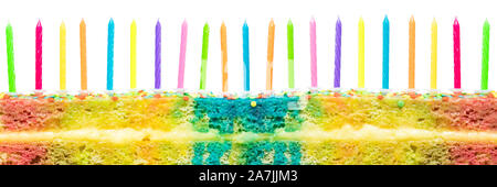 Gâteau d'anniversaire coloré avec beaucoup de nombreuses couleurs des bougies sur elle. Isolé sur fond blanc Banque D'Images