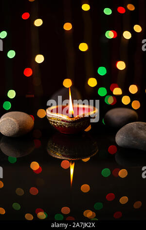Les petites lampes à huile Diyas avec pierres pendant Diwali, fête des lumières Banque D'Images