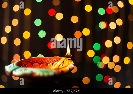 Close-up Diya argile-lampes allumées sur fête du Diwali Festival lumière hindoue Célébration Banque D'Images