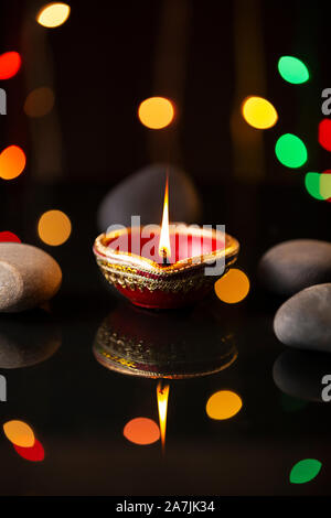 Diya gravure lampes à huile avec éclairage Pierre Durning Diwali Festival Célébration Personne n Banque D'Images
