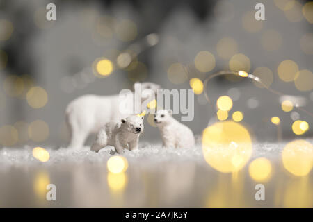 Figurines décoratives d'un thème de Noël. Statuettes d'une famille d'ours polaires. Décoration d'arbre de Noël. Décor de fête, chaud bokeh lights Banque D'Images