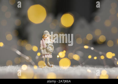 Sur le thème de Noël Décoration figurines. Statuette jeune fille. Décoration d'arbre de Noël. Décor de fête, chaud bokeh lights Banque D'Images