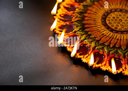 Close-up Burning Diya lampe à huile allumé Plaque Durning Diwali Festival Personne n Banque D'Images