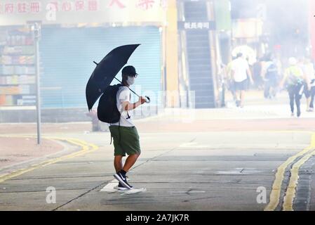 Hong Kong, Chine. 09Th Nov, 2019. La Police de Hong Kong utilisent des gaz lacrymogènes, du poivre de cayenne et de canons à eau pour disperser des manifestants anti-gouvernement comme des milliers de personnes se sont rassemblées pour une manifestation interdite à Causeway Bay, Wanchai et de Mongkok. Gonzales : Crédit Photo/Alamy Live News Banque D'Images